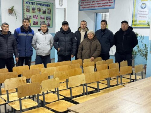 Химия кабинетине 1987-жылкы жигиттер,2005-жылкы Ак-Башат ЖББМнин бүтүрүүчүлөрү 20 жылдыктар 20 парта,стулдары менен белеке алып келишти.