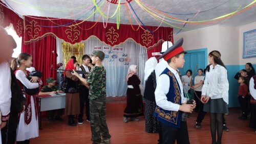 Аалам жана Айтматов,акын Алыкул Осмоновдун элесине арналган иш-чара болуп өттү.Кыргыз тили жана адабияты мугалими Сыдыкова Асель мыкты деңгээлде мааракени алып барды.Окуучулар өз таланттарын тартуулашты