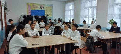 Химия кабинетине 1987-жылкы жигиттер,2005-жылкы Ак-Башат ЖББМнин бүтүрүүчүлөрү 20 жылдыктар 20 парта,стулдары менен белеке алып келишти.