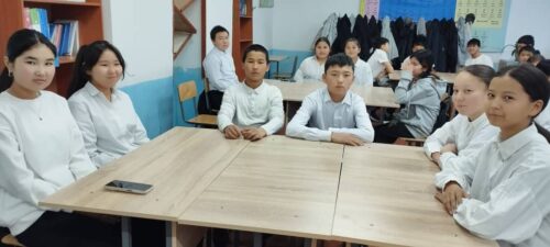 Химия кабинетине 1987-жылкы жигиттер,2005-жылкы Ак-Башат ЖББМнин бүтүрүүчүлөрү 20 жылдыктар 20 парта,стулдары менен белеке алып келишти.