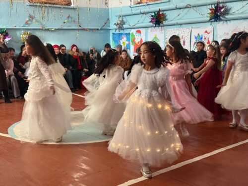 2025-жылдын 24-25-январь  мектебибизде жаңы жылга арналган майрамдык иш-чара өткөрүлдү. Иш-чаранын алкагында балдар үчүн оюн-зооктор, ыр-бийлер жана кызыктуу программалар уюштурулду. Балдардын кубанычы жана жагымдуу маанайы майрамдын негизги өзөгүн түздү. Бул иш-чара балдарга камкордук көрүү ар бирибиздин милдетибиз экенин дагы бир жолу тастыктады.