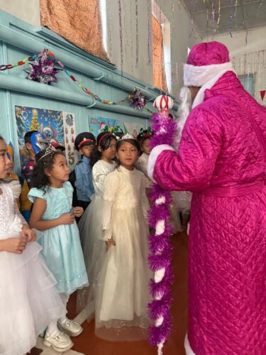 2025-жылдын 24-25-январь  мектебибизде жаңы жылга арналган майрамдык иш-чара өткөрүлдү. Иш-чаранын алкагында балдар үчүн оюн-зооктор, ыр-бийлер жана кызыктуу программалар уюштурулду. Балдардын кубанычы жана жагымдуу маанайы майрамдын негизги өзөгүн түздү. Бул иш-чара балдарга камкордук көрүү ар бирибиздин милдетибиз экенин дагы бир жолу тастыктады.