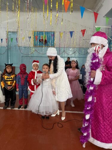 2025-жылдын 24-25-январь  мектебибизде жаңы жылга арналган майрамдык иш-чара өткөрүлдү. Иш-чаранын алкагында балдар үчүн оюн-зооктор, ыр-бийлер жана кызыктуу программалар уюштурулду. Балдардын кубанычы жана жагымдуу маанайы майрамдын негизги өзөгүн түздү. Бул иш-чара балдарга камкордук көрүү ар бирибиздин милдетибиз экенин дагы бир жолу тастыктады.