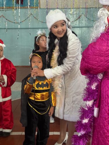 2025-жылдын 24-25-январь  мектебибизде жаңы жылга арналган майрамдык иш-чара өткөрүлдү. Иш-чаранын алкагында балдар үчүн оюн-зооктор, ыр-бийлер жана кызыктуу программалар уюштурулду. Балдардын кубанычы жана жагымдуу маанайы майрамдын негизги өзөгүн түздү. Бул иш-чара балдарга камкордук көрүү ар бирибиздин милдетибиз экенин дагы бир жолу тастыктады.