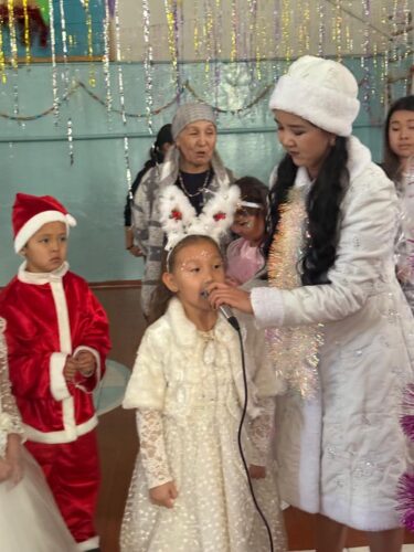 2025-жылдын 24-25-январь  мектебибизде жаңы жылга арналган майрамдык иш-чара өткөрүлдү. Иш-чаранын алкагында балдар үчүн оюн-зооктор, ыр-бийлер жана кызыктуу программалар уюштурулду. Балдардын кубанычы жана жагымдуу маанайы майрамдын негизги өзөгүн түздү. Бул иш-чара балдарга камкордук көрүү ар бирибиздин милдетибиз экенин дагы бир жолу тастыктады.