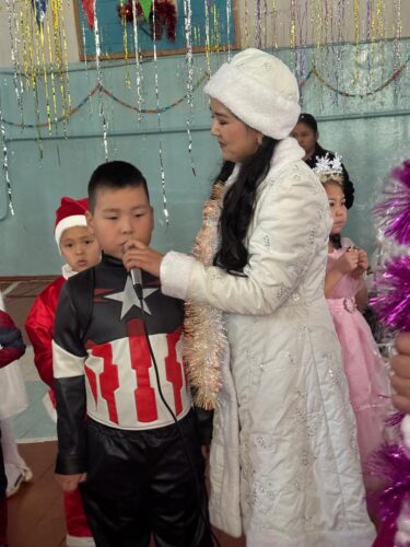 2025-жылдын 24-25-январь  мектебибизде жаңы жылга арналган майрамдык иш-чара өткөрүлдү. Иш-чаранын алкагында балдар үчүн оюн-зооктор, ыр-бийлер жана кызыктуу программалар уюштурулду. Балдардын кубанычы жана жагымдуу маанайы майрамдын негизги өзөгүн түздү. Бул иш-чара балдарга камкордук көрүү ар бирибиздин милдетибиз экенин дагы бир жолу тастыктады.