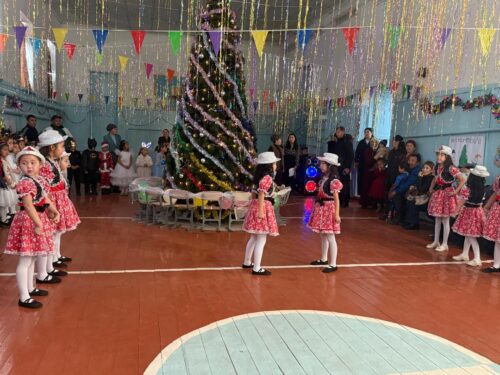 2025-жылдын 24-25-январь  мектебибизде жаңы жылга арналган майрамдык иш-чара өткөрүлдү. Иш-чаранын алкагында балдар үчүн оюн-зооктор, ыр-бийлер жана кызыктуу программалар уюштурулду. Балдардын кубанычы жана жагымдуу маанайы майрамдын негизги өзөгүн түздү. Бул иш-чара балдарга камкордук көрүү ар бирибиздин милдетибиз экенин дагы бир жолу тастыктады.