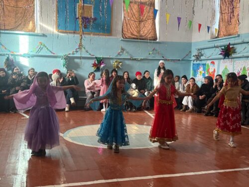 2025-жылдын 24-25-январь  мектебибизде жаңы жылга арналган майрамдык иш-чара өткөрүлдү. Иш-чаранын алкагында балдар үчүн оюн-зооктор, ыр-бийлер жана кызыктуу программалар уюштурулду. Балдардын кубанычы жана жагымдуу маанайы майрамдын негизги өзөгүн түздү. Бул иш-чара балдарга камкордук көрүү ар бирибиздин милдетибиз экенин дагы бир жолу тастыктады.