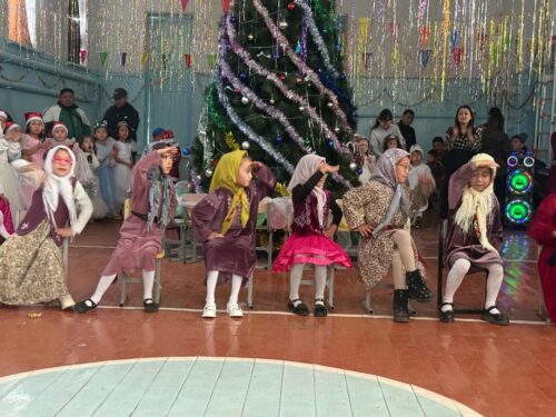 2025-жылдын 24-25-январь  мектебибизде жаңы жылга арналган майрамдык иш-чара өткөрүлдү. Иш-чаранын алкагында балдар үчүн оюн-зооктор, ыр-бийлер жана кызыктуу программалар уюштурулду. Балдардын кубанычы жана жагымдуу маанайы майрамдын негизги өзөгүн түздү. Бул иш-чара балдарга камкордук көрүү ар бирибиздин милдетибиз экенин дагы бир жолу тастыктады.