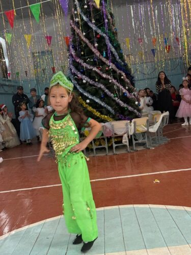 2025-жылдын 24-25-январь  мектебибизде жаңы жылга арналган майрамдык иш-чара өткөрүлдү. Иш-чаранын алкагында балдар үчүн оюн-зооктор, ыр-бийлер жана кызыктуу программалар уюштурулду. Балдардын кубанычы жана жагымдуу маанайы майрамдын негизги өзөгүн түздү. Бул иш-чара балдарга камкордук көрүү ар бирибиздин милдетибиз экенин дагы бир жолу тастыктады.